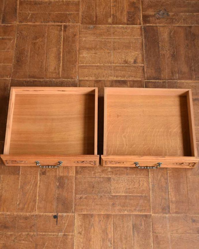 アンティークのキャビネット アンティーク家具 フランスから届いた優雅なアンティーク家具、収納もたっぷりできるキャビネット。引き出しの中も、何を入れてもOKです。(j-2067-f)