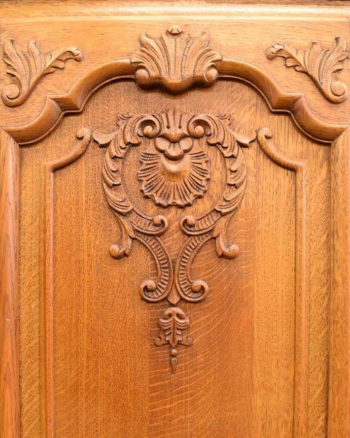 アンティークのキャビネット アンティーク家具 フランスから届いた優雅なアンティーク家具、収納もたっぷりできるキャビネット。じっくり選んできました買い付けの時、納得するまで探し続けた彫のデザイン。(j-2067-f)