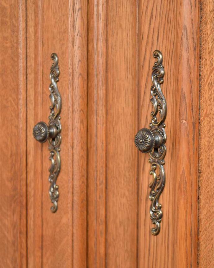 アンティークのキャビネット アンティーク家具 フランスから届いた優雅なアンティーク家具、収納もたっぷりできるキャビネット。開ける度にワクワクする取っ手凝った繊細な装飾が、フランスらしいです。(j-2067-f)