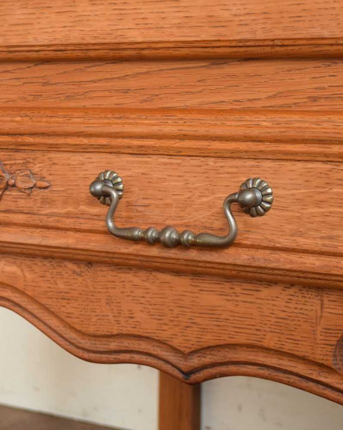 アンティークのキャビネット アンティーク家具 フランスから届いた優雅なアンティーク家具、収納もたっぷりできるキャビネット。こんな場所にもフランスらしさフランスらしく凝ったデザインの繊細な装飾は取っ手にまで施されています。(j-2067-f)