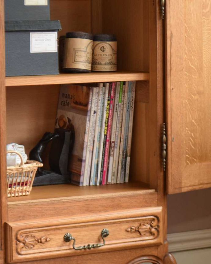 アンティークのキャビネット アンティーク家具 フランスから届いた優雅なアンティーク家具、収納もたっぷりできるキャビネット。扉の中は収納たっぷりA4サイズの雑誌までしっかり収納出来ちゃう大きさ。(j-2067-f)