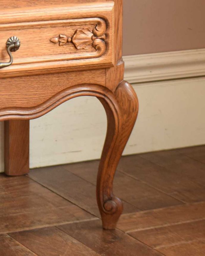 アンティークのキャビネット アンティーク家具 フランスから届いた優雅なアンティーク家具、収納もたっぷりできるキャビネット。女性1人でもラクに運べちゃうヒミツHandleのアンティークは、脚の裏にフェルトキーパーをお付けしているので、床を滑らせれば女性でも移動がカンタンに出来ます!ご安心下さい。(j-2067-f)