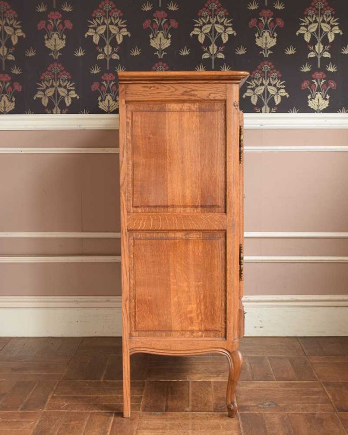 アンティークのキャビネット アンティーク家具 フランスから届いた優雅なアンティーク家具、収納もたっぷりできるキャビネット。横顔だって・・・どこから見られても美しいことを意識して、正面だけじゃなく横から見ても美しいんです。(j-2067-f)