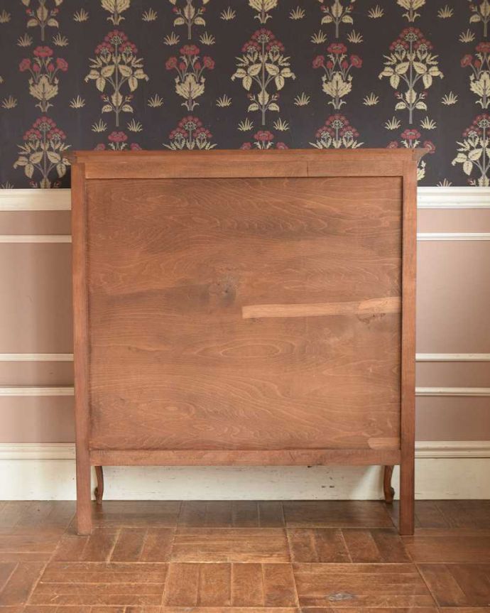 アンティークのキャビネット アンティーク家具 フランスから届いた優雅なアンティーク家具、収納もたっぷりできるキャビネット。実は後ろ姿も見て欲しい・・・アンティークは新品ではないので、もちろん経年変化によるキズはありますが、専門の職人がお直しをしているので後ろ姿にまで自信アリです。(j-2067-f)