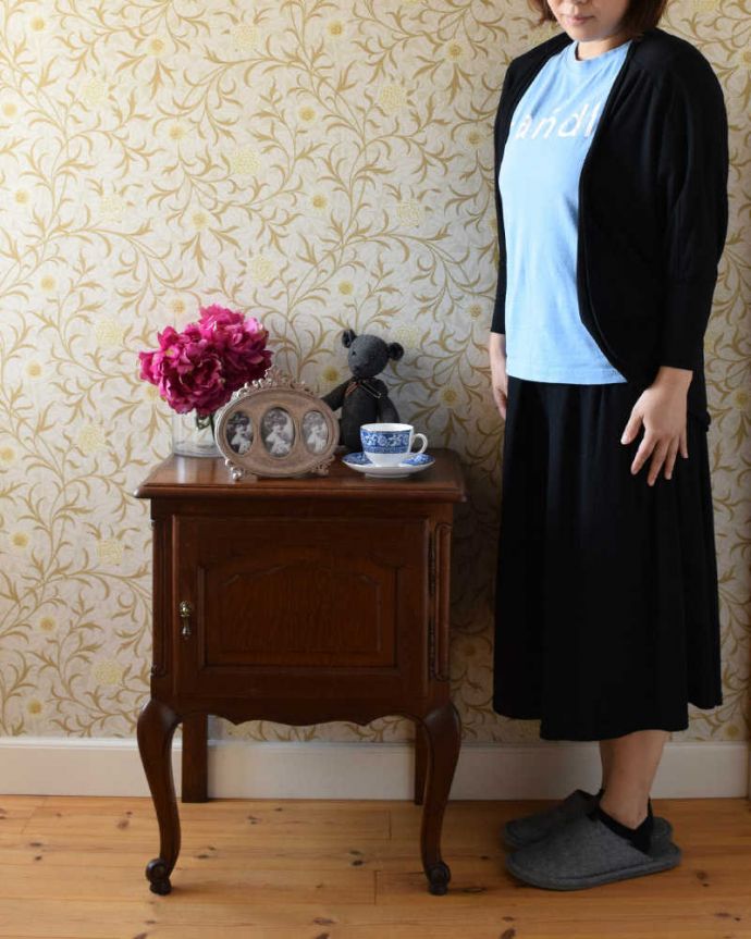 アンティークのキャビネット　アンティーク家具　南フランスの優雅なアンティーク家具、小さなナイトテーブル 。フランスらしさがギュッと詰まっていますコンパクトなサイズなのにフランスらしく優雅な雰囲気がたっぷり詰まったキャビネット。(j-2068-f)