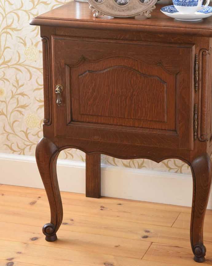 アンティークのキャビネット　アンティーク家具　南フランスの優雅なアンティーク家具、小さなナイトテーブル 。どこにでも置けるサイズが魅力ベッドやソファの横など、どこにでも置けるコンパクトさ。(j-2068-f)