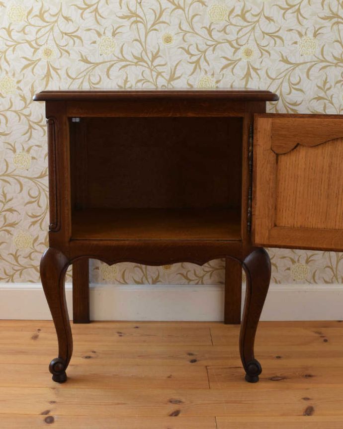 アンティークのキャビネット　アンティーク家具　南フランスの優雅なアンティーク家具、小さなナイトテーブル 。扉を開けて中を見ると･･･専門の職人が仕上げたので中もキレイです。(j-2068-f)