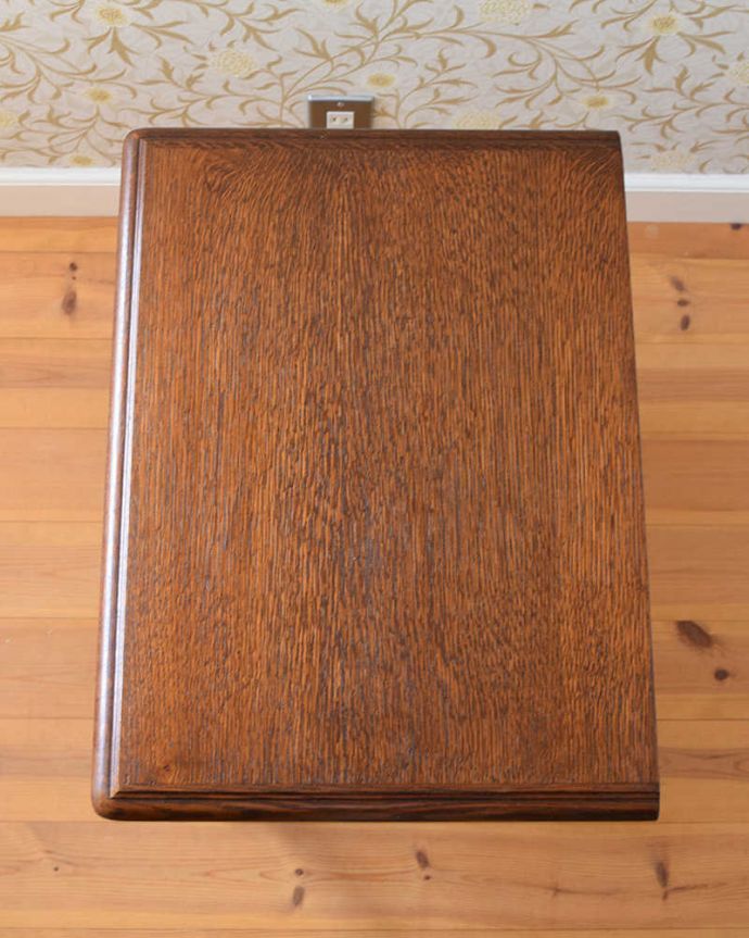 アンティークのキャビネット　アンティーク家具　南フランスの優雅なアンティーク家具、小さなナイトテーブル 。上から見てみると･･･修復の際、天板の塗装もキレイに仕上げました。(j-2068-f)