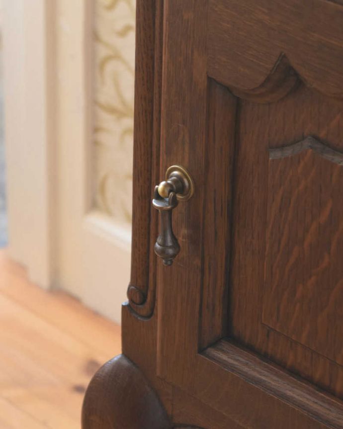 アンティークのキャビネット　アンティーク家具　南フランスの優雅なアンティーク家具、小さなナイトテーブル 。取っ手のデザインも優雅フランスらしさは取っ手のデザインにも。(j-2068-f)