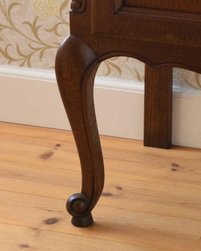 アンティークのキャビネット　アンティーク家具　南フランスの優雅なアンティーク家具、小さなナイトテーブル 。女性1人でラクラク運べちゃう仕掛けHandleのアンティークの脚の裏にはフェルトキーパーが付いているんです。(j-2068-f)