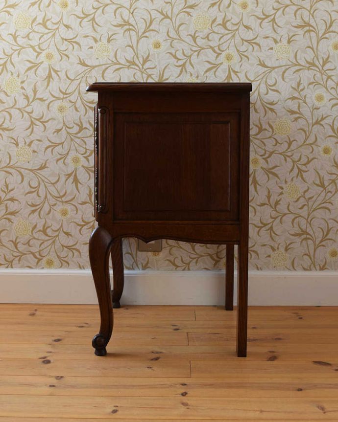 アンティークのキャビネット　アンティーク家具　南フランスの優雅なアンティーク家具、小さなナイトテーブル 。横から見ても美しいんです正面はもちろん、横顔だってフランスらしく美しいです。(j-2068-f)
