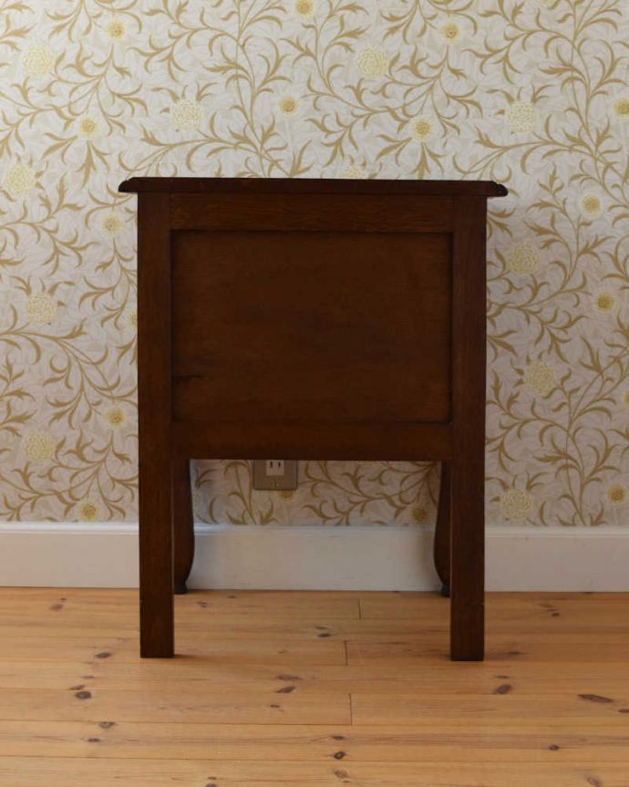 アンティークのキャビネット　アンティーク家具　南フランスの優雅なアンティーク家具、小さなナイトテーブル 。後ろから見ても･･･アンティークは新品ではないので、もちろん経年変化によるキズはありますが、専門の職人がお直しをしているので、後ろ姿もキレイです。(j-2068-f)