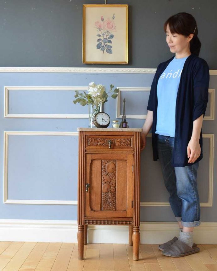 アンティークのキャビネット　アンティーク家具　豪華な彫のフランスのアンティーク家具、大理石天板のナイトテーブル（キャビネット）。小さくても存在感たっぷりどんな場所にも置けるコンパクトなサイズのサイドキャビネットは、初めてアンティークを使う方にも使いやすいのでおススメです。(j-2071-f)