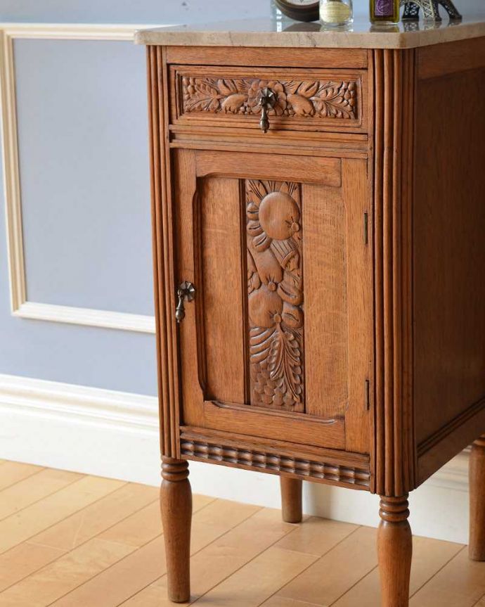 アンティークのキャビネット　アンティーク家具　豪華な彫のフランスのアンティーク家具、大理石天板のナイトテーブル（キャビネット）。フランスらしい彫の美しさが自慢コンパクトな扉面には驚くほど細かい彫。(j-2071-f)