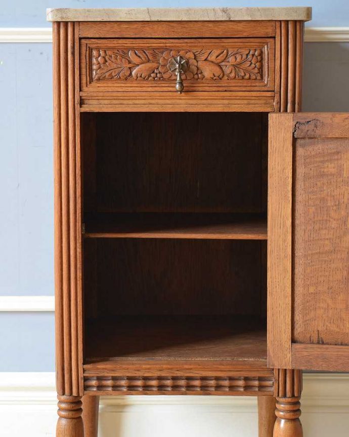 アンティークのキャビネット　アンティーク家具　豪華な彫のフランスのアンティーク家具、大理石天板のナイトテーブル（キャビネット）。扉を開けて中を見てみると…外側はもちろん扉の中も職人がキレイに修復しました。(j-2071-f)