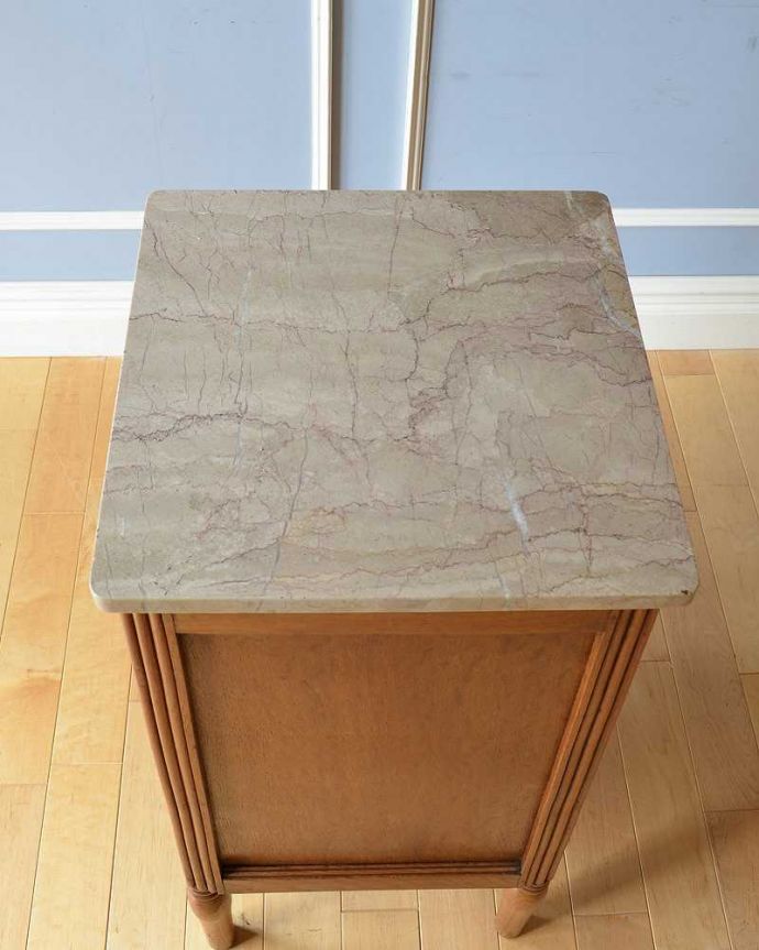 アンティークのキャビネット　アンティーク家具　豪華な彫のフランスのアンティーク家具、大理石天板のナイトテーブル（キャビネット）。贅沢に天然大理石を使った天板上から見てみると、天板には贅沢にも天然大理石が使われています。(j-2071-f)