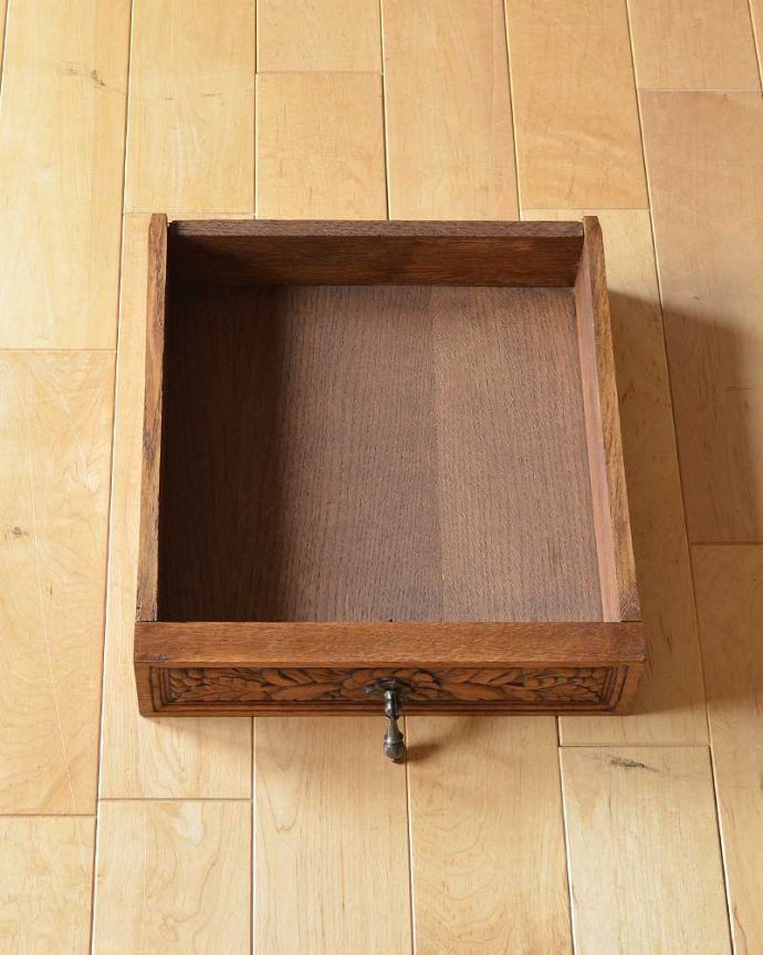 アンティークのキャビネット　アンティーク家具　豪華な彫のフランスのアンティーク家具、大理石天板のナイトテーブル（キャビネット）。引き出しの中もキレイです。(j-2071-f)