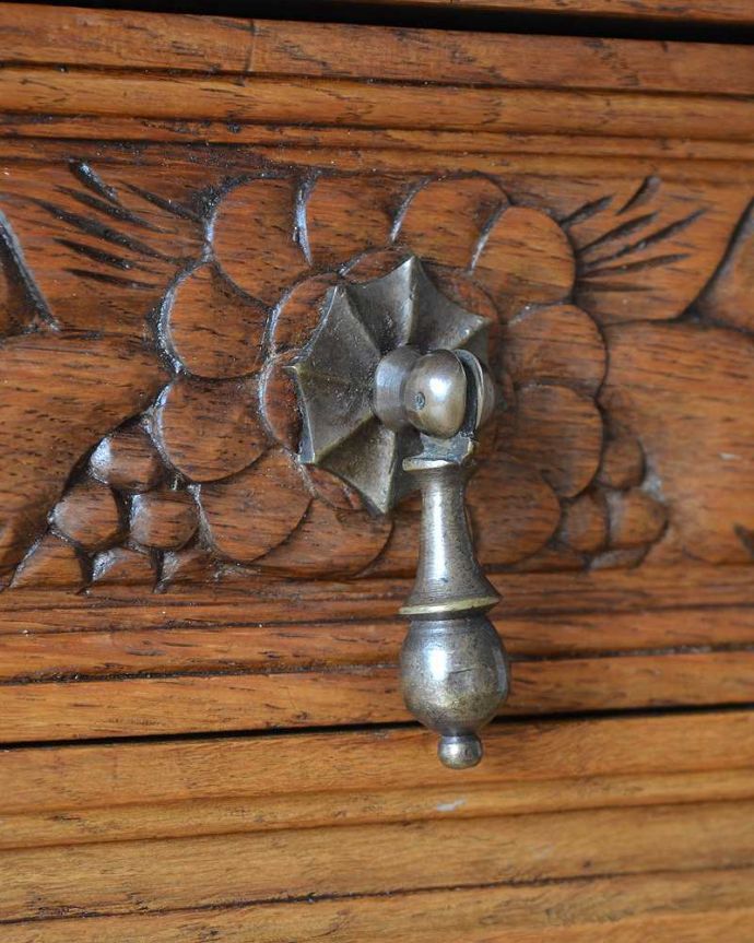 アンティークのキャビネット　アンティーク家具　豪華な彫のフランスのアンティーク家具、大理石天板のナイトテーブル（キャビネット）。開ける度にワクワク･･･彫と取っ手がコラボした美しいデザイン。(j-2071-f)