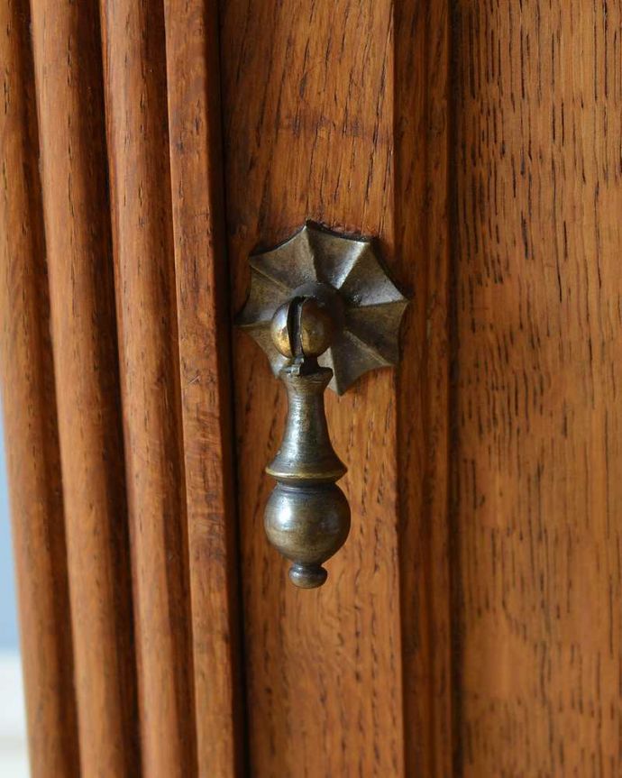 アンティークのキャビネット　アンティーク家具　豪華な彫のフランスのアンティーク家具、大理石天板のナイトテーブル（キャビネット）。アクセサリーの様な取っ手。(j-2071-f)