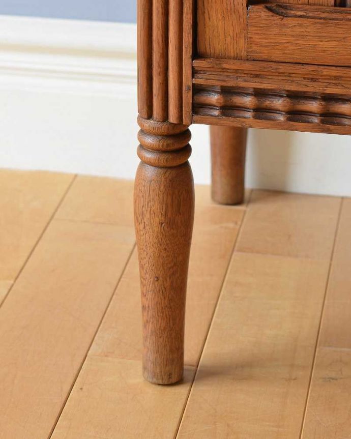 アンティークのキャビネット　アンティーク家具　豪華な彫のフランスのアンティーク家具、大理石天板のナイトテーブル（キャビネット）。女性１人でもラクに運べちゃうヒミツHandleのアンティークは、脚の裏にフェルトキーパーをお付けしているので、床を滑らせれば女性でも移動がカンタンに出来ます！。(j-2071-f)