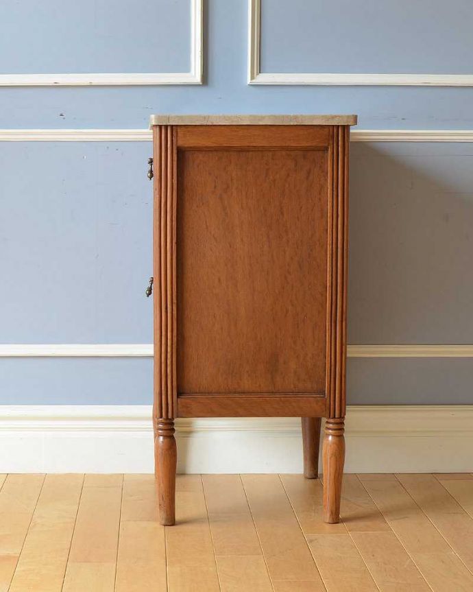 アンティークのキャビネット　アンティーク家具　豪華な彫のフランスのアンティーク家具、大理石天板のナイトテーブル（キャビネット）。横顔だって、もちろん美しいデザインに気を使っているアンティーク家具は、正面だけじゃなく横から見られた姿も考えて作られているので、どこから見ても美しいんです。(j-2071-f)