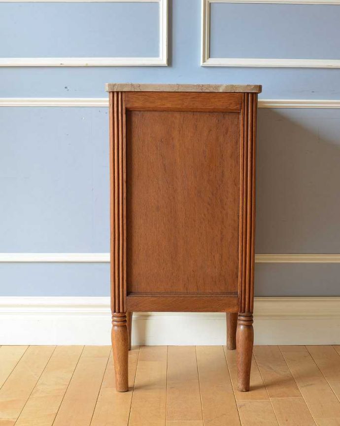 アンティークのキャビネット　アンティーク家具　豪華な彫のフランスのアンティーク家具、大理石天板のナイトテーブル（キャビネット）。後ろ姿にも注目！アンティークは新品ではないので、経年変化によるキズはありますが、専門の職人がキレイにお直しをしているので、後ろ姿もキレイです。(j-2071-f)