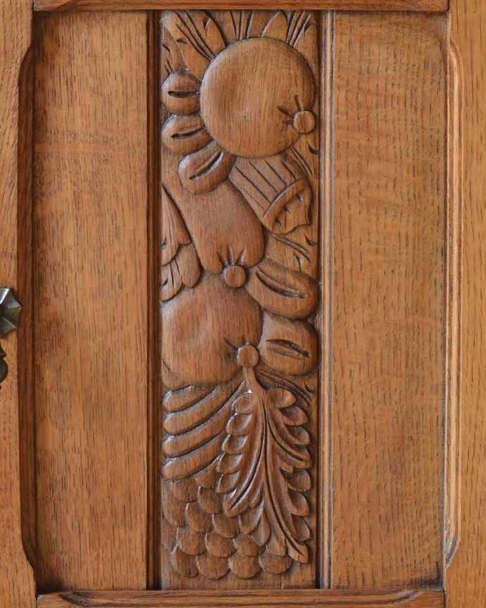 アンティークのキャビネット　アンティーク家具　豪華な彫のフランスのアンティーク家具、大理石天板のナイトテーブル（キャビネット）。アンティークらしい彫の美しさ機械が今のように発達していない時代に、一体どうやって彫ったんだろう？と不思議になるくらい細かくて美しい彫。(j-2071-f)