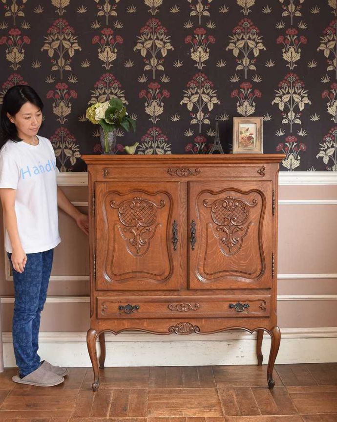 アンティークのキャビネット　アンティーク家具　フランスから届いた優雅なアンティーク家具、美しい彫がたっぷりのキャビネット。自慢はフランスらしい曲線美。(j-2072-f)