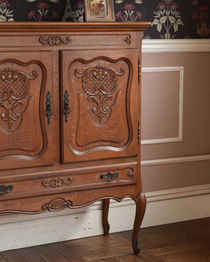 アンティークのキャビネット　アンティーク家具　フランスから届いた優雅なアンティーク家具、美しい彫がたっぷりのキャビネット。彫の美しさも自慢です。(j-2072-f)