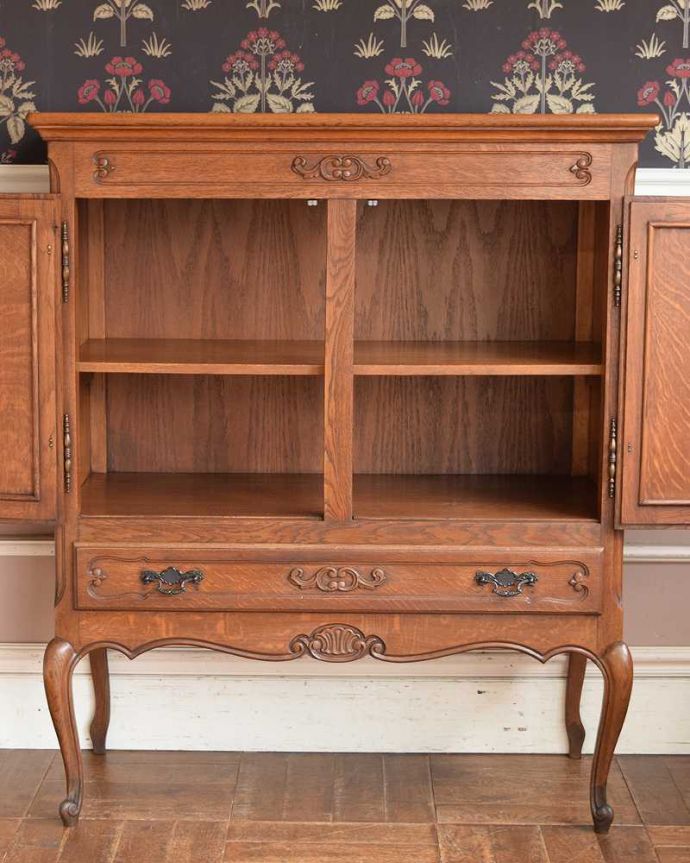 アンティークのキャビネット　アンティーク家具　フランスから届いた優雅なアンティーク家具、美しい彫がたっぷりのキャビネット。扉を開けて中を見ると･･･扉の中は職人が修復して、こんな感じに仕上げました。(j-2072-f)