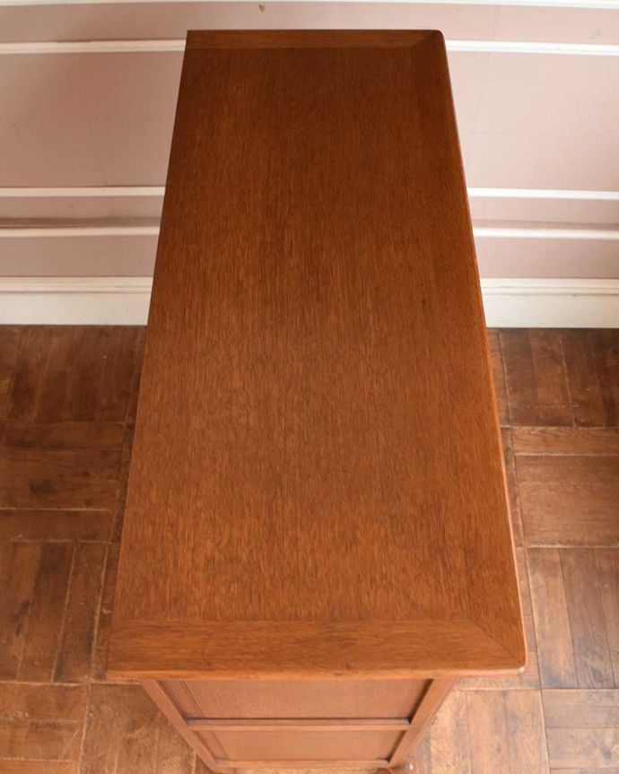 アンティークのキャビネット　アンティーク家具　フランスから届いた優雅なアンティーク家具、美しい彫がたっぷりのキャビネット。上から見てみると･･･天板はこんな感じに仕上がっています。(j-2072-f)