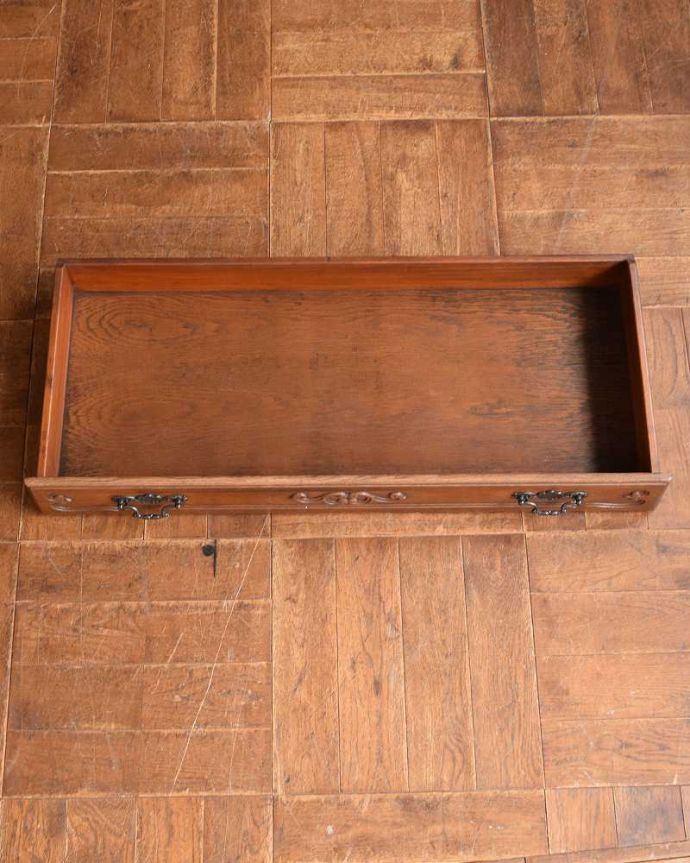 アンティークのキャビネット　アンティーク家具　フランスから届いた優雅なアンティーク家具、美しい彫がたっぷりのキャビネット。キレイに修復したので、何を入れてもOK！もちろん引き出しの中も職人さんがキレイに直しました。(j-2072-f)