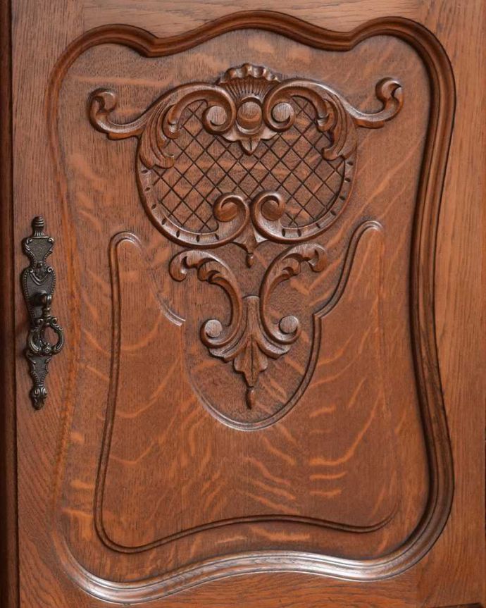 アンティークのキャビネット　アンティーク家具　フランスから届いた優雅なアンティーク家具、美しい彫がたっぷりのキャビネット。彫の美しさにうっとり扉には見事なまでの彫が。(j-2072-f)