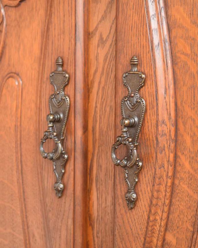アンティークのキャビネット　アンティーク家具　フランスから届いた優雅なアンティーク家具、美しい彫がたっぷりのキャビネット。開ける度にワクワクする取っ手凝った繊細な装飾が、フランスらしいです。(j-2072-f)