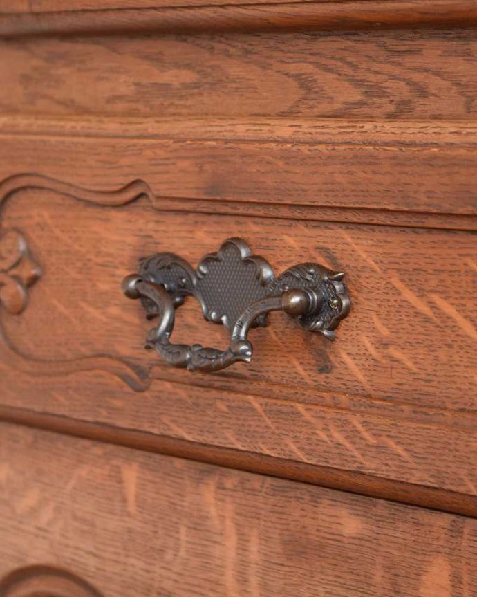アンティークのキャビネット　アンティーク家具　フランスから届いた優雅なアンティーク家具、美しい彫がたっぷりのキャビネット。優雅な曲線の取っ手。(j-2072-f)