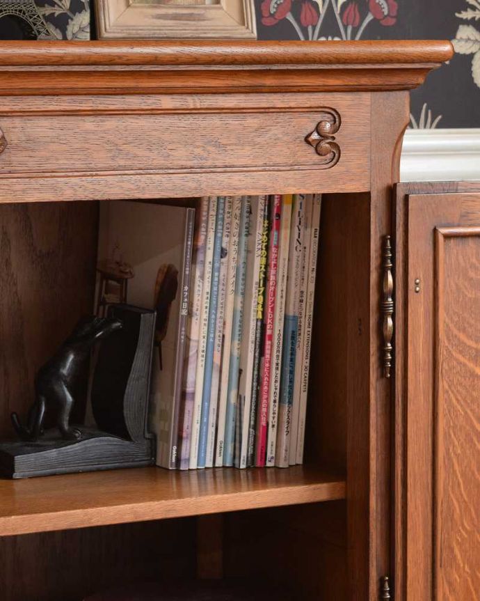 アンティークのキャビネット　アンティーク家具　フランスから届いた優雅なアンティーク家具、美しい彫がたっぷりのキャビネット。扉の中は収納たっぷりA4サイズの雑誌までしっかり収納出来ちゃう大きさ。(j-2072-f)