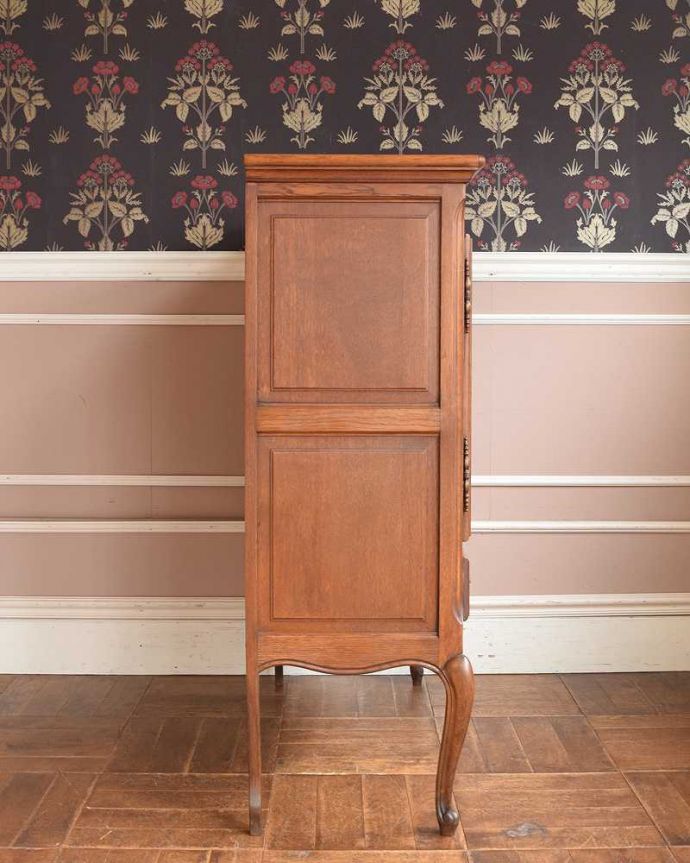 アンティークのキャビネット　アンティーク家具　フランスから届いた優雅なアンティーク家具、美しい彫がたっぷりのキャビネット。横顔だっても美しい正面だけじゃなく横から見てもキレイです。(j-2072-f)