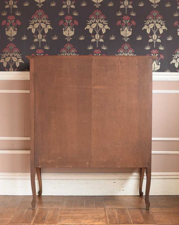 アンティークのキャビネット　アンティーク家具　フランスから届いた優雅なアンティーク家具、美しい彫がたっぷりのキャビネット。後ろ姿も見て下さい。(j-2072-f)