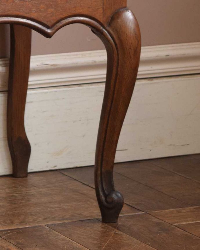 アンティークのキャビネット　アンティーク家具　フランスから届いた優雅なアンティーク家具、美しい彫がたっぷりのキャビネット。女性１人でもラクに運べちゃうヒミツHandleのアンティークは、脚の裏にフェルトキーパーをお付けしているので、床を滑らせれば女性でも移動がカンタンに出来ます！ご安心下さい。(j-2072-f)