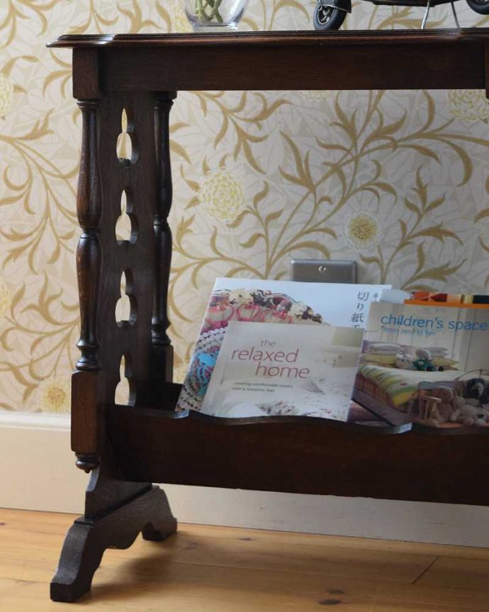 マガジンラック　アンティーク家具　マガジンラック付きのサイドテーブル、便利なアンティーク家具。ちょっと置いておきたい…をキレイに収納新聞や雑誌など、ついついテーブルの上に置いてしまって雑多に見えるものが、コレさえあればキレイに収納出来てお部屋もスッキリ見えるんです。(j-2073-f)