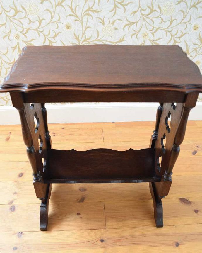 マガジンラック　アンティーク家具　マガジンラック付きのサイドテーブル、便利なアンティーク家具。雑誌を入れる部分もキレイに修復しましたアンティークは新品ではないので経年変化によるキズはありますが、専門の職人がキレイにお直ししました。(j-2073-f)