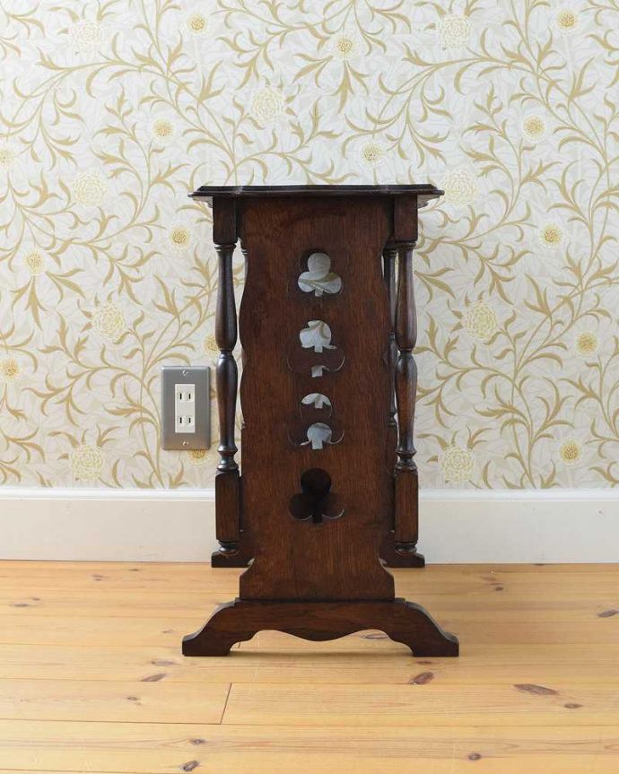 マガジンラック　アンティーク家具　マガジンラック付きのサイドテーブル、便利なアンティーク家具。横から見ると･･･360度、どの角度から見てもキレイに仕上がっています。(j-2073-f)