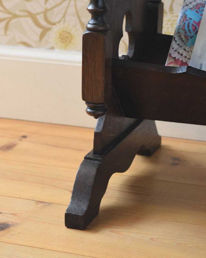 マガジンラック　アンティーク家具　マガジンラック付きのサイドテーブル、便利なアンティーク家具。持ち上げなくても移動ラクラクHandleのアンティーク家具の足の裏にはフェルトキーパーをお付けしています。(j-2073-f)