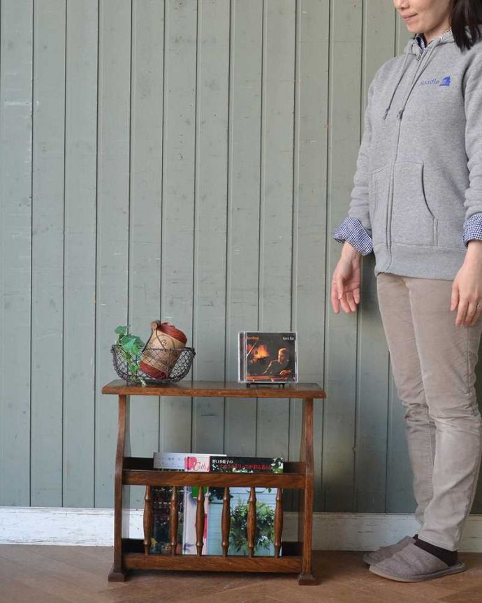 マガジンラック アンティーク家具 サイドテーブルになる天板付きの便利なアンティークマガジンラック。使いやすさNo.1!便利なアンティークどこのお家でも使っているマガジンラックも、アンティークだったらデザインが素敵だから、なんだかオシャレに使えます。(j-2074-f)