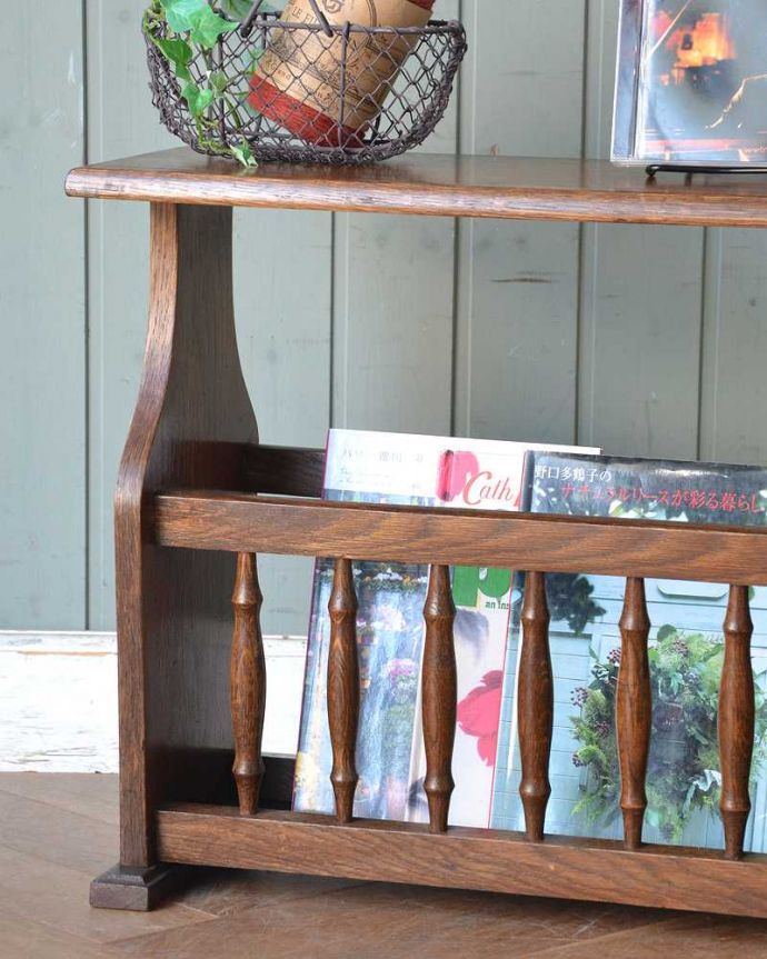 マガジンラック アンティーク家具 サイドテーブルになる天板付きの便利なアンティークマガジンラック。ちょっと置いておきたい…をキレイに収納新聞や雑誌など、ついついテーブルの上に置いてしまって雑多に見えるものが、コレさえあればキレイに収納出来てお部屋もスッキリ見えるんです。(j-2074-f)