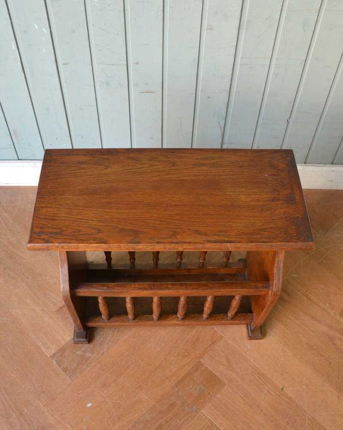 マガジンラック アンティーク家具 サイドテーブルになる天板付きの便利なアンティークマガジンラック。雑誌を入れる部分もキレイに修復しましたアンティークは新品ではないので経年変化によるキズはありますが、専門の職人がキレイにお直ししました。(j-2074-f)