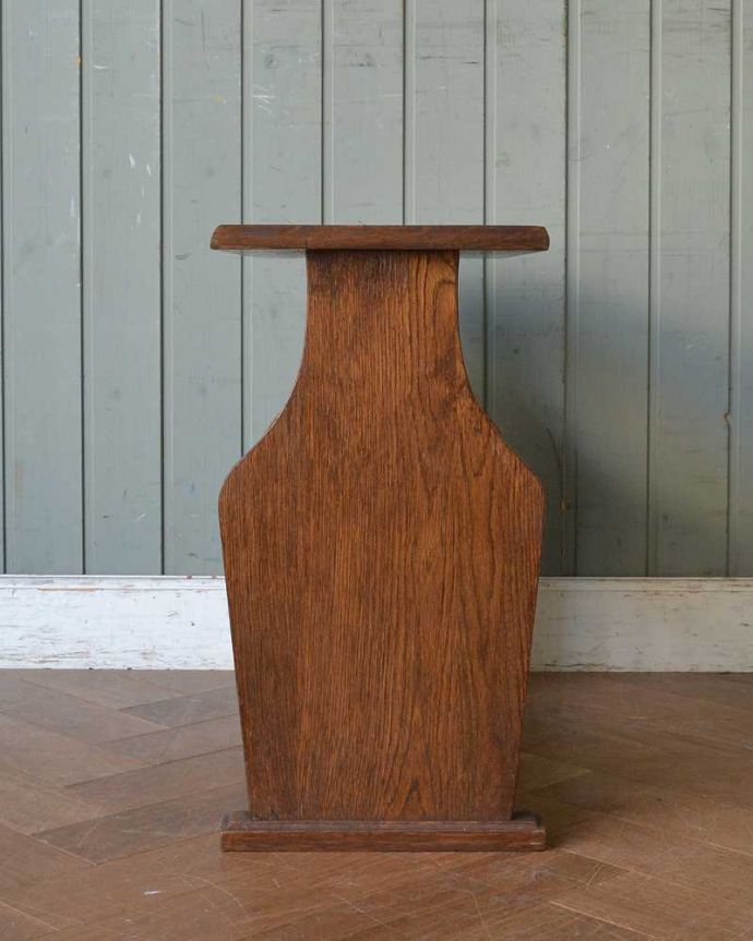 マガジンラック アンティーク家具 サイドテーブルになる天板付きの便利なアンティークマガジンラック。横から見ると・・・360度、どの角度から見てもキレイに仕上がっています。(j-2074-f)