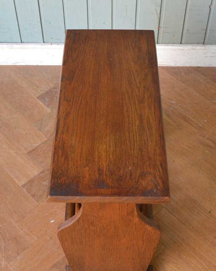 マガジンラック アンティーク家具 サイドテーブルになる天板付きの便利なアンティークマガジンラック。ココも使えてさらに便利読みかけの本やお茶が置ける天板付き。(j-2074-f)