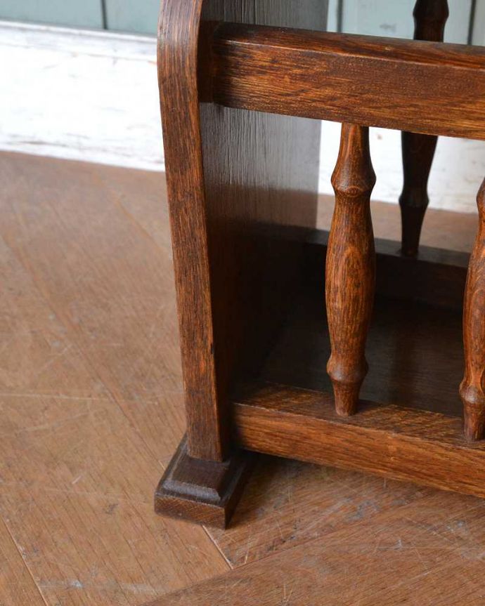 マガジンラック アンティーク家具 サイドテーブルになる天板付きの便利なアンティークマガジンラック。持ち上げなくても移動ラクラクHandleのアンティーク家具の足の裏にはフェルトキーパーをお付けしています。(j-2074-f)