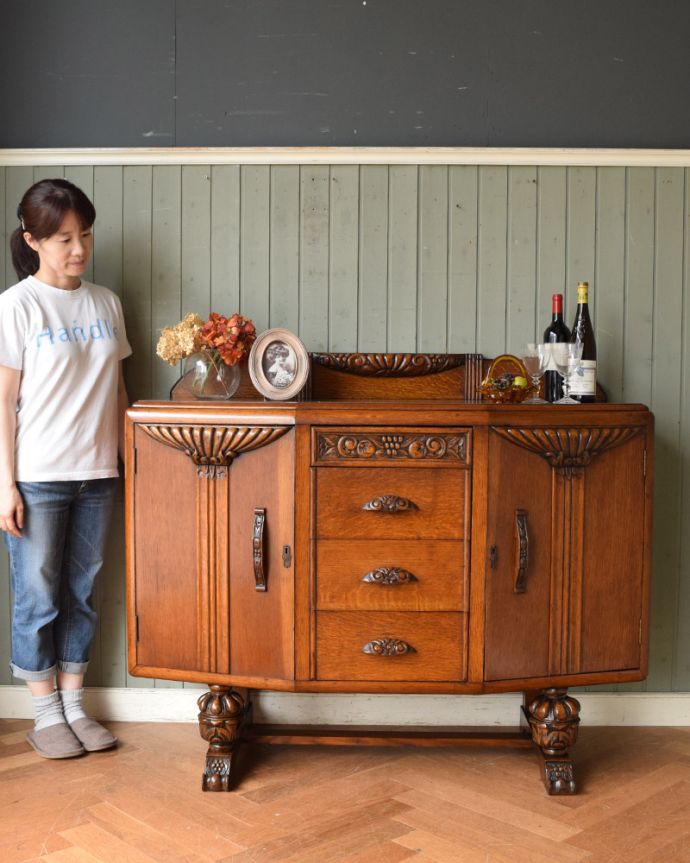 サイドボード　アンティーク家具　重厚感たっぷりのアンティークの英国家具、リビングで使えるサイドボード。英国アンティーク家具らしい重厚なオトナの美しさ重厚感のあるドッシリとした雰囲気の彫がたっぷり入ったサイドボード、もともとはダイニングでサーブ用に使われていた家具です。(j-2075-f)